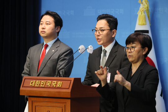 지난 10월18일 더불어민주당 이재명 대표 배우자 법인카드 유용 의혹을 제보한 전(前) 경기도 공무원 조명현 씨가 18일 국회 소통관에서 국감 참석 방해 규탄 기자회견을 하고 있다. 조씨는 이날 얼굴과 이름을 공개했다. 왼쪽은 장예찬 국민의힘 청년최고위원.<연합뉴스>